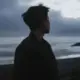 伊.