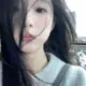 ，